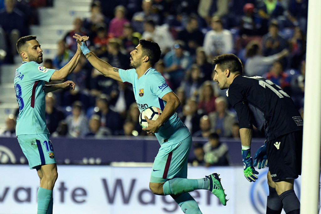 Kemudian penalti Luis Suarez menit ke-71. Dalam 20 menit terakhir, Barca terus mengurung pertahanan laskar Granotas. Kendati skor 5-4 untuk tim peringkat ke-15 itu tidak berubah.