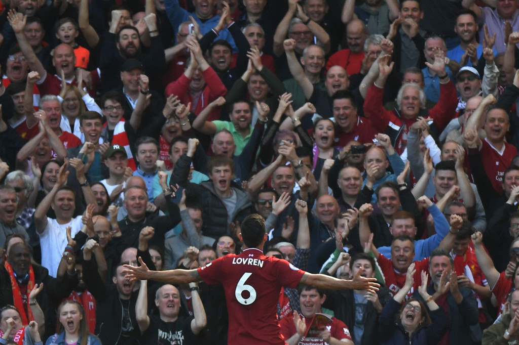 Dejan Lovren menggandakan keunggulan di akhir babak pertama lewat sundulan. 