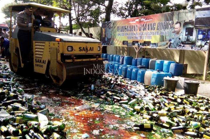Miras yang dimusnahkan merupakan barang bukti hasil operasi Kegiatan Kepolisian Yang Ditingkatkan (KKYD) Polres Tasikmalaya Kota selama satu setengah bulan  terakhir. MI/Adi Kristiadi
