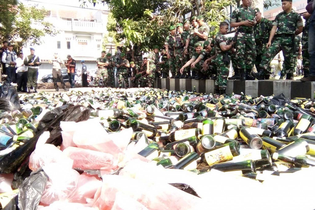 Barang bukti yang dimusnahkan adalah 3.542 miras berbagai merk dan 2.784 liter miras tradisional atau oplosan serta 375.306 butir petasan. MI/Adi Kristiadi