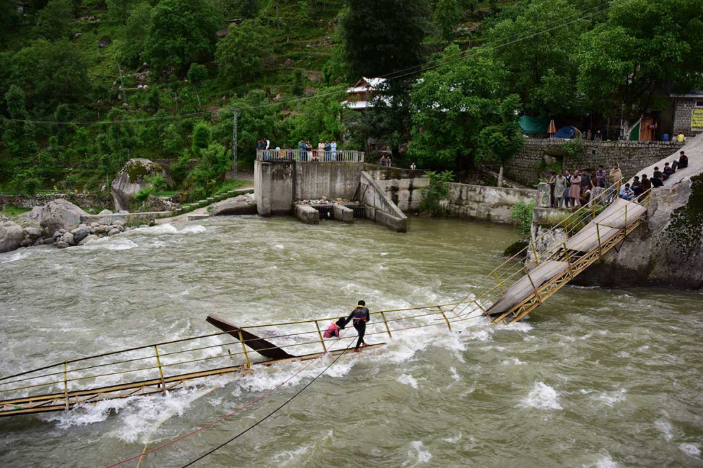 Petugas penyelamat Pakistan mencari siswa yang hilang setelah jembatan di tempat wisata di Kundal Shahi, Neelum, runtuh, Minggu, 13 Mei 2018 waktu setempat.