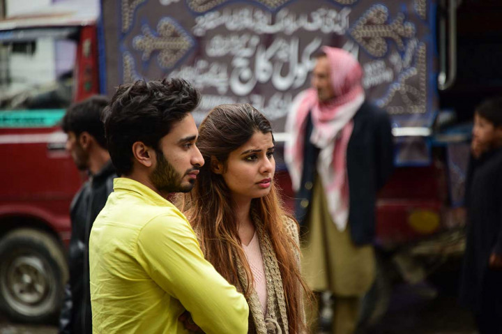 Pejabat polisi setempat mengatakan bahwa pihak berwenang telah memasang peringatan di dekat jembatan itu, bahwa jembatan itu dirancang hanya untuk menampung lima orang pada satu waktu. 