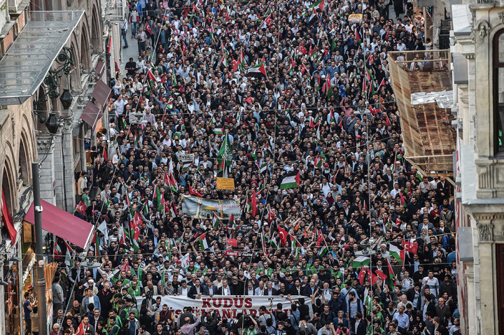 Ribuan warga Turki turun ke jalan di Kota Istanbul. AFP/OZAN KOSE
