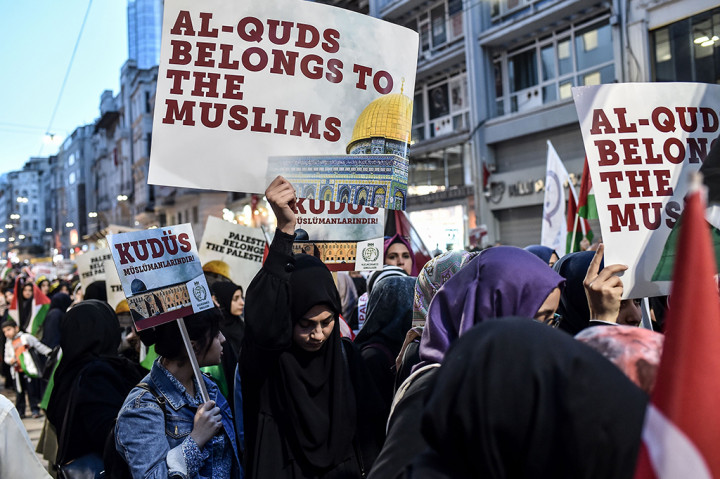 Demonstran membawa poster bertuliskan Al-Quds (Yerusalem dalam bahasa Arab) milik kaum muslimin. AFP/OZAN KOSE