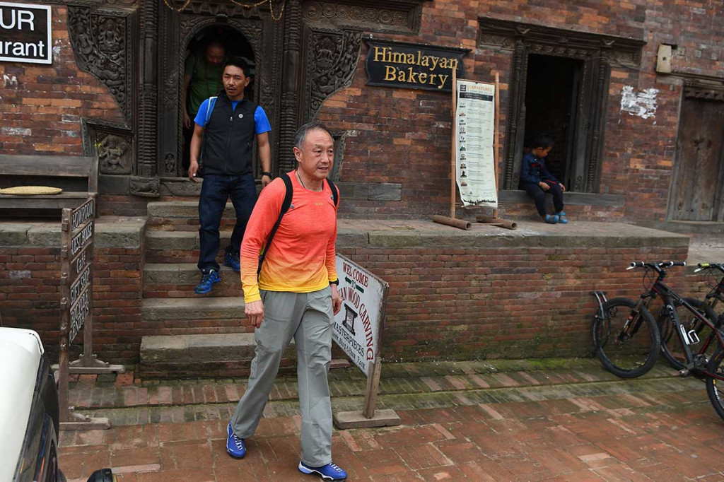 Kendati demikian, mimpi Xia untuk berdiri di puncak dunia hampir digagalkan pemerintah Nepal, yang tahun lalu melarang penderita amputasi ganda dan pendaki buta memanjat pegunungan tersebut. Keputusan itu dibatalkan pengadilan tinggi Nepal, dengan alasan larangan itu diskriminasi terhadap penyandang cacat.