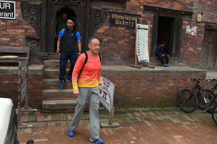 Kendati demikian, mimpi Xia untuk berdiri di puncak dunia hampir digagalkan pemerintah Nepal, yang tahun lalu melarang penderita amputasi ganda dan pendaki buta memanjat pegunungan tersebut. Keputusan itu dibatalkan pengadilan tinggi Nepal, dengan alasan larangan itu diskriminasi terhadap penyandang cacat.