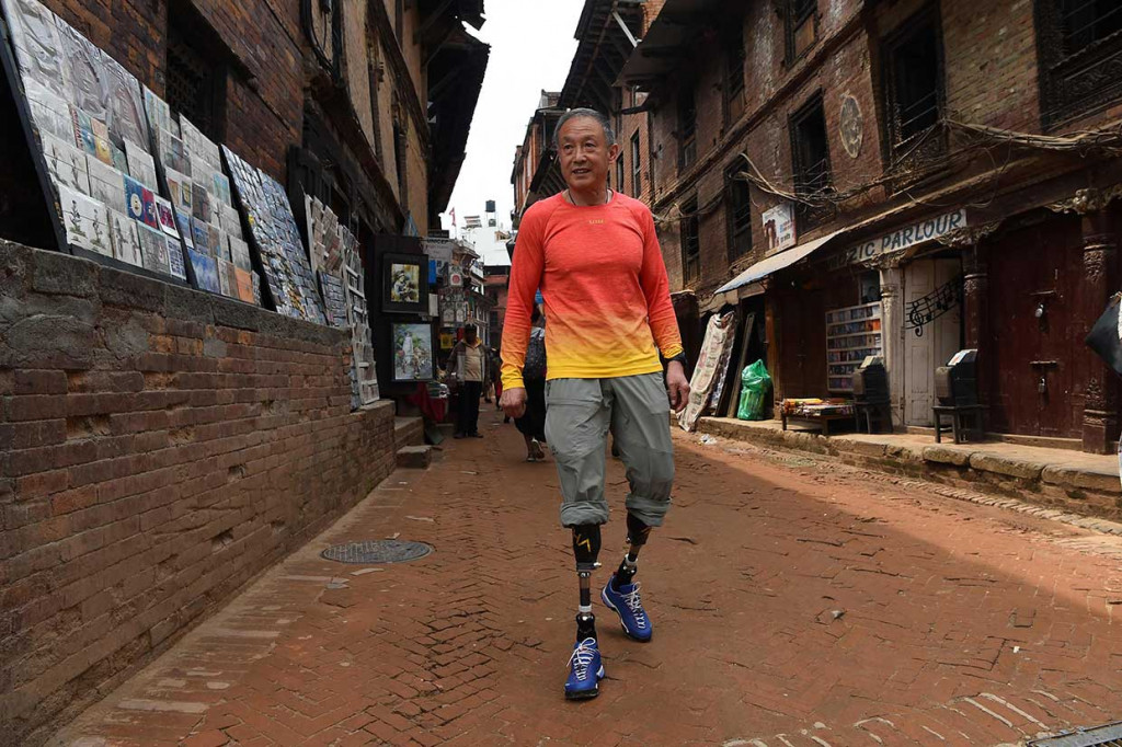 Xia pertama kali mencoba menaklukkan Everest dengan tim yang didukung pemerintah Tiongkok pada 1975. Namun, usahanya gagal oleh cuaca buruk. Dia terjebak di lingkungan dingin, dengan oksigen yang tipis di dekat puncak Everest dan menderita radang dingin yang parah sehingga kehilangan kedua kakinya. Pada 1996 kakinya diamputasi tepat di bawah lutut setelah didiagnosis dengan limfoma, suatu bentuk kanker darah.