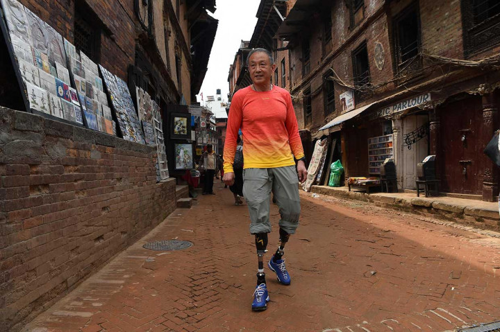 Xia pertama kali mencoba menaklukkan Everest dengan tim yang didukung pemerintah Tiongkok pada 1975. Namun, usahanya gagal oleh cuaca buruk. Dia terjebak di lingkungan dingin, dengan oksigen yang tipis di dekat puncak Everest dan menderita radang dingin yang parah sehingga kehilangan kedua kakinya. Pada 1996 kakinya diamputasi tepat di bawah lutut setelah didiagnosis dengan limfoma, suatu bentuk kanker darah.