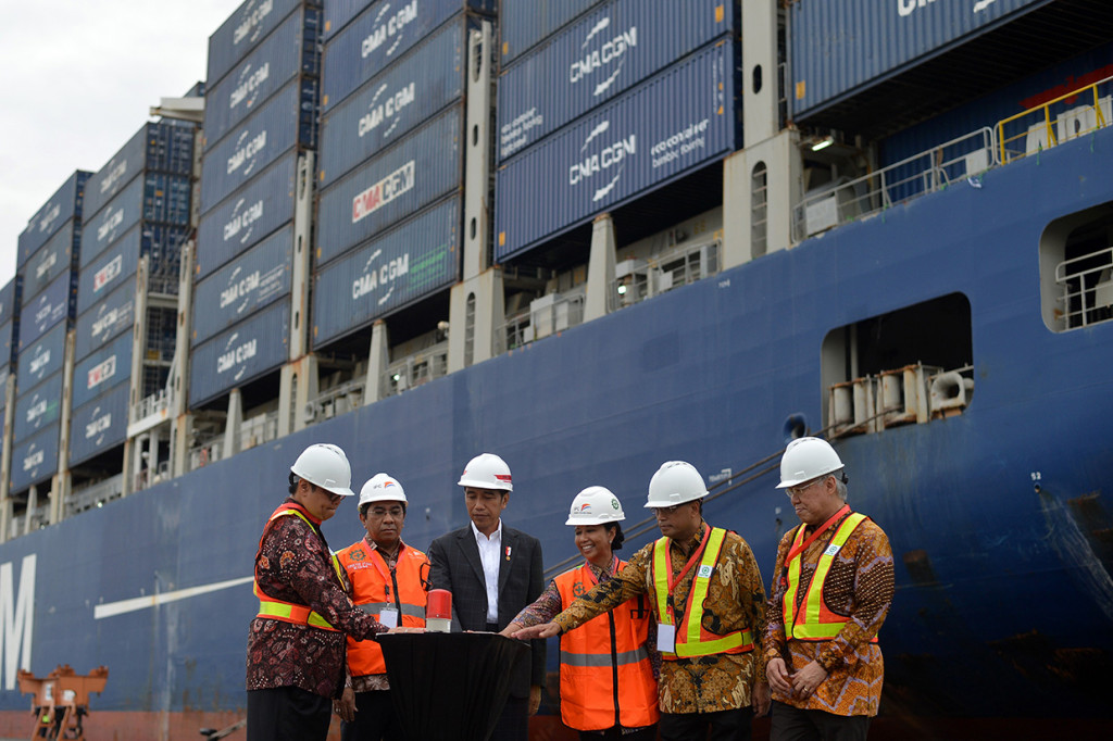 Empat menteri Kabinet Kerja mendampingi Presiden Joko Widodo saat pelepasan ekspor kontainer rute langsung Jakarta-Los Angeles dan peninjauan infrastruktur pelabuhan di dermaga Jakarta International Container Terminal (JICT) Tanjung Priok Selasa.
