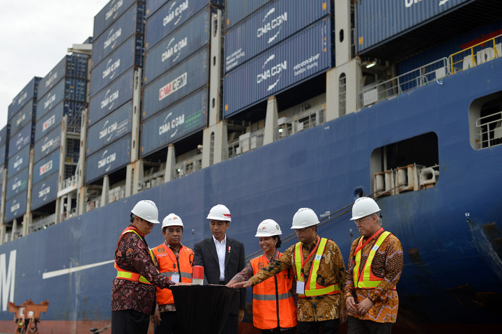 Empat menteri Kabinet Kerja mendampingi Presiden Joko Widodo saat pelepasan ekspor kontainer rute langsung Jakarta-Los Angeles dan peninjauan infrastruktur pelabuhan di dermaga Jakarta International Container Terminal (JICT) Tanjung Priok Selasa.
