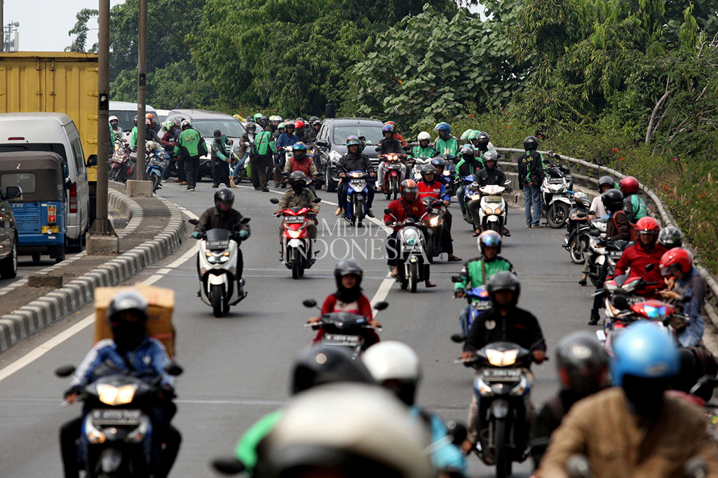 Para pengendara motor bergotong royong secara suka rela memunguti ratusan paku yang ditebar di fly over yang membuat puluhan ban pengendara motor bocor.