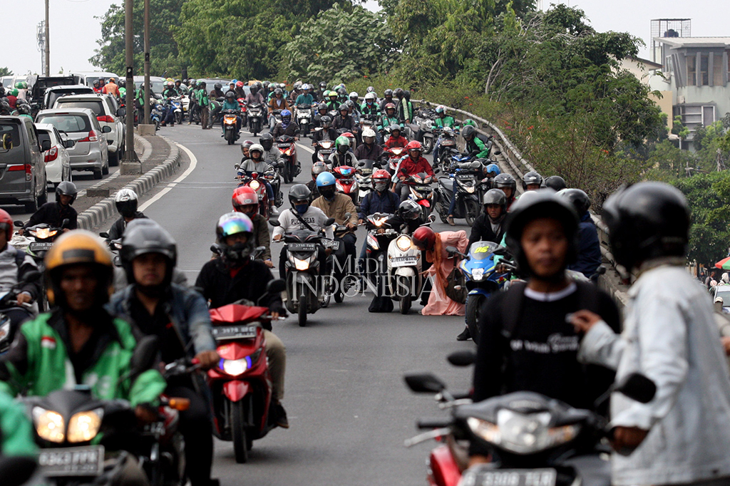 Kejadian ini juga menyebabkan jalan tersebut macet.