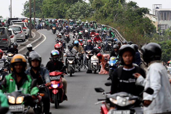 Kejadian ini juga menyebabkan jalan tersebut macet.
