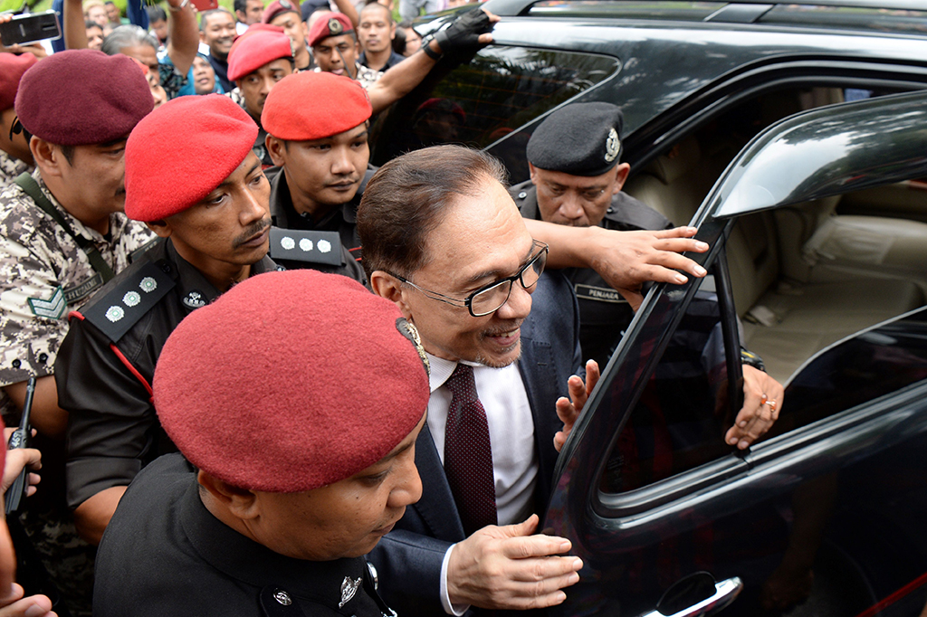 Pemimpin oposisi Malaysia yang dipenjara, Anwar Ibrahim telah bebas setelah mendapatkan pengampunan penuh dari kerajaan. AFP/Roslan Rahman 