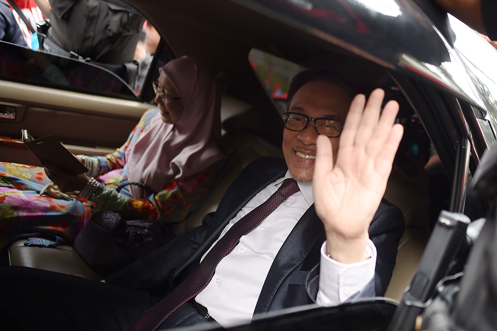 Dia dibebaskan setelah Yang Dipertuan Agung Muhamman V memberikan pengampunan penuh. Selain itu, Yang Dipertuan Agung juga mengundang Anwar untuk menyambangi Istana Kerajaan pada pukul 12.30 waktu setempat.