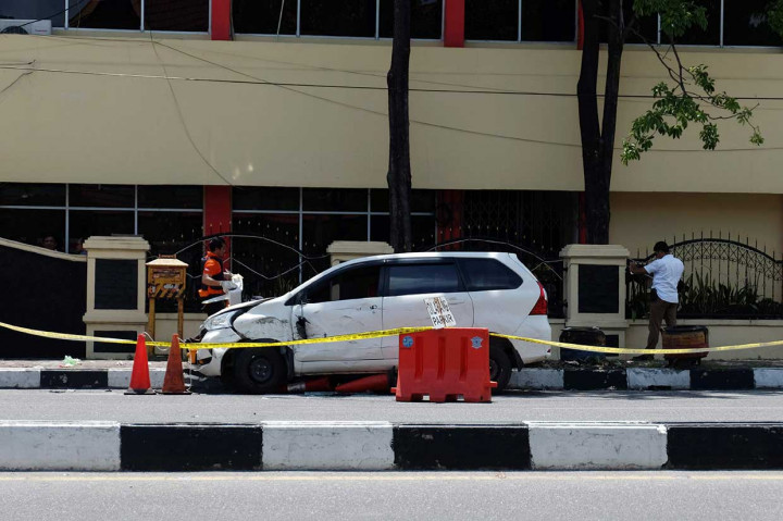 Pemeriksaan dilakukan dengan sangat hati-hati serta mendapat pengawalan ketat dari personel Polda Riau bersenjata lengkap laras panjang. AFP/Dedy Sutisna