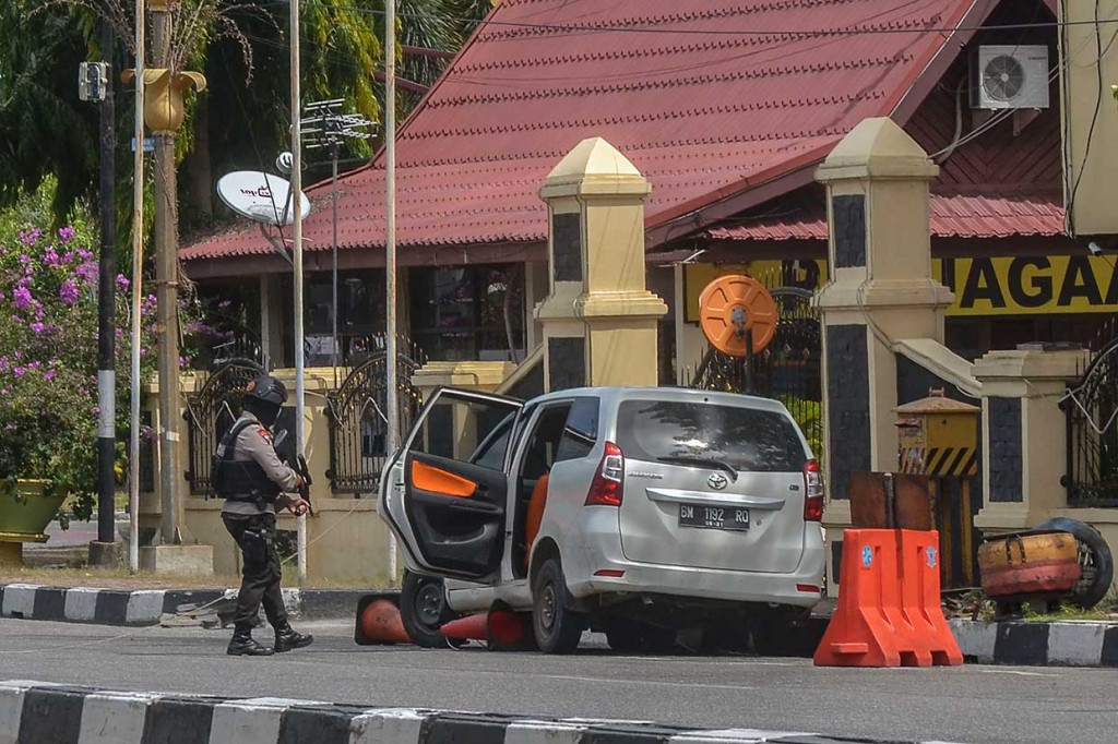 Tim Jihandak masih menyelidiki isi dari mobil tersebut. Polisi sempat menemukan kabel berikut sebuah kotak. Namun belum dapat dipastikan apakah benda itu sebagai bahan peledak. AFP/Wahyudi