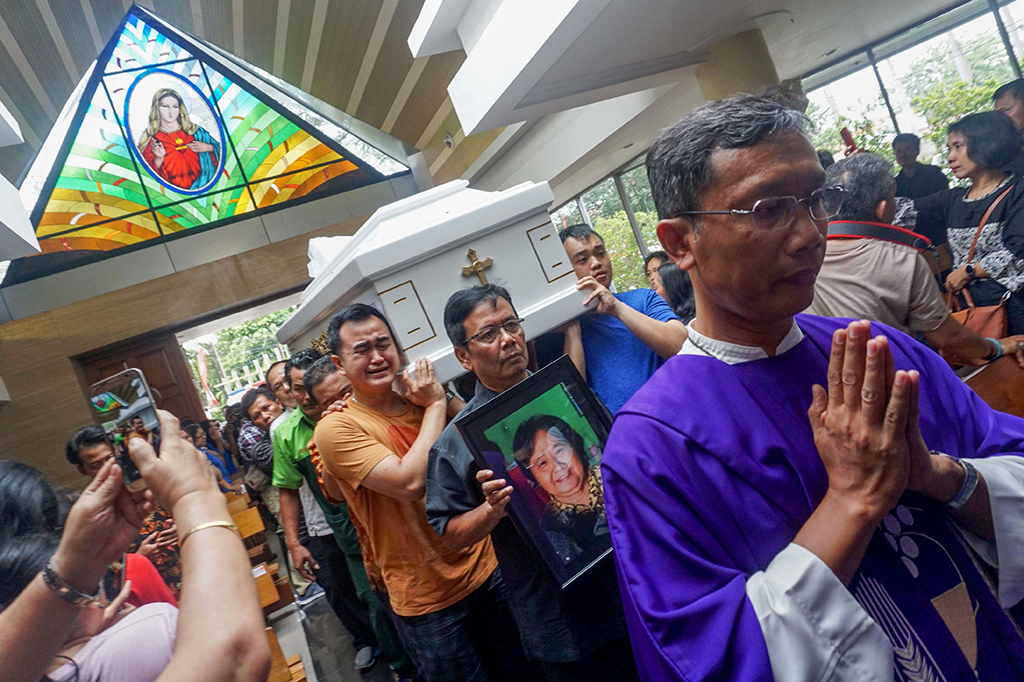 Jenazah Legita disambut isak tangis saat tiba di Gereja Hati Santa Perawan Maria Tak Bernoda, Tangerang, Selasa (15/5). AFP / BIMA SAKTI