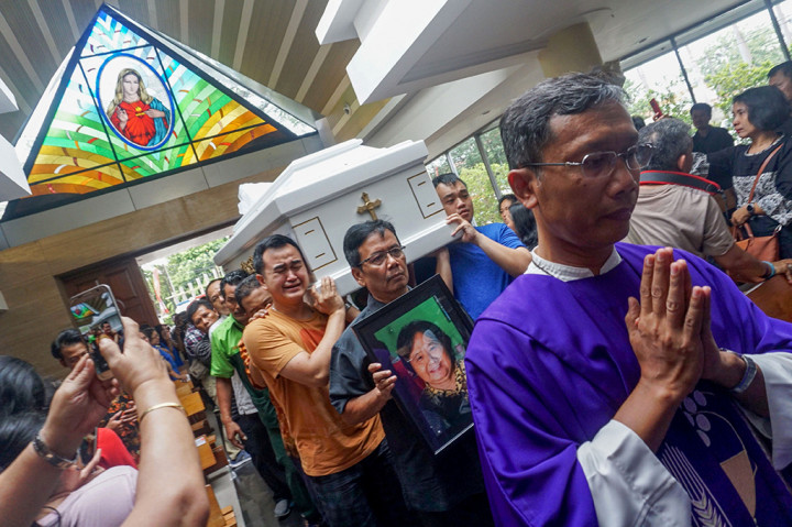 Jenazah Legita disambut isak tangis saat tiba di Gereja Hati Santa Perawan Maria Tak Bernoda, Tangerang, Selasa (15/5). AFP / BIMA SAKTI