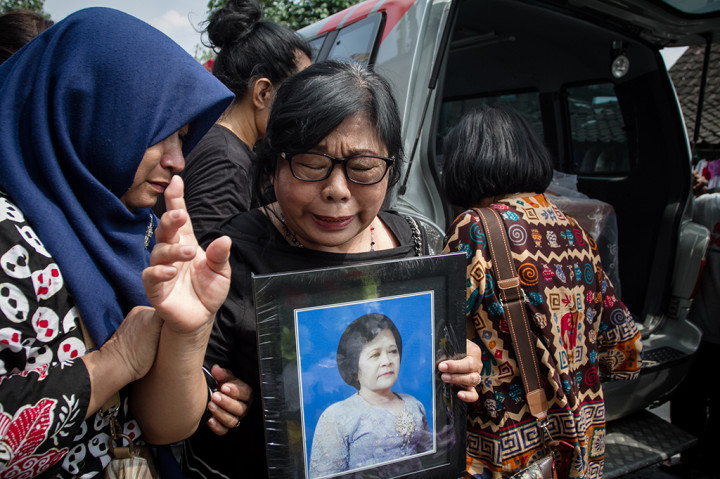 Keluarga beserta kerabat membawa foto Sri Pujiastuti korban bom Surabaya saat mengikuti prosesi pemakaman di TPU Bonoloyo, Solo, Jawa Tengah, Selasa (15/5). ANTARA/Mohammad Ayudha