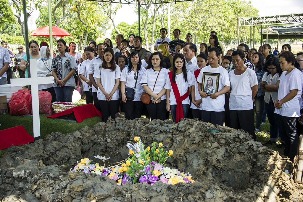 Keluarga menghadiri pemakaman Martha Djumani atau Bing Bing, korban ledakan bom di Gereja Pantekosta di Tempat Pemakaman Umum (TPU) Keputih, Rabu, (16/5). AFP/JUNI KRISWANTO