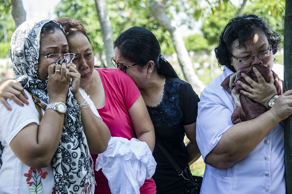 Isak tangis keluarga dan kerabat menyelimuti pemakaman Martha Djumani atau Bing Bing, korban ledakan bom di Gereja Pantekosta. AFP/JUNI KRISWANTO