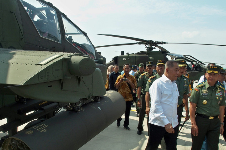 Menhan Ryamizard Ryacudu (kiri depan) didampingi KSAD Jenderal TNI Mulyono (kanan depan) meninjau helikopter Apache AH-64E, di Lanumad Ahmad Yani, Semarang, Jawa Tengah.