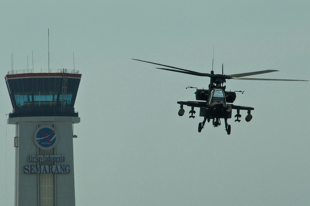 Helikopter Apache AH-64E melakukan demonstrasi udara, di Lanumad Ahmad Yani, Semarang, Jawa Tengah.
