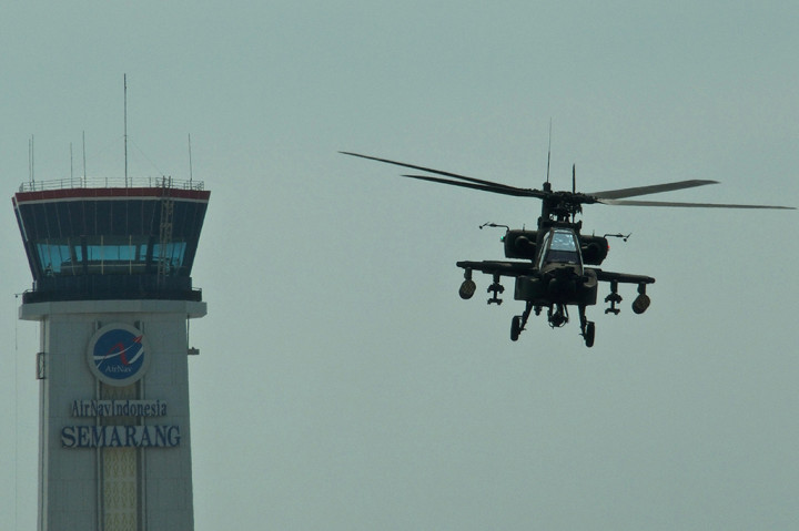 Helikopter Apache AH-64E melakukan demonstrasi udara, di Lanumad Ahmad Yani, Semarang, Jawa Tengah.