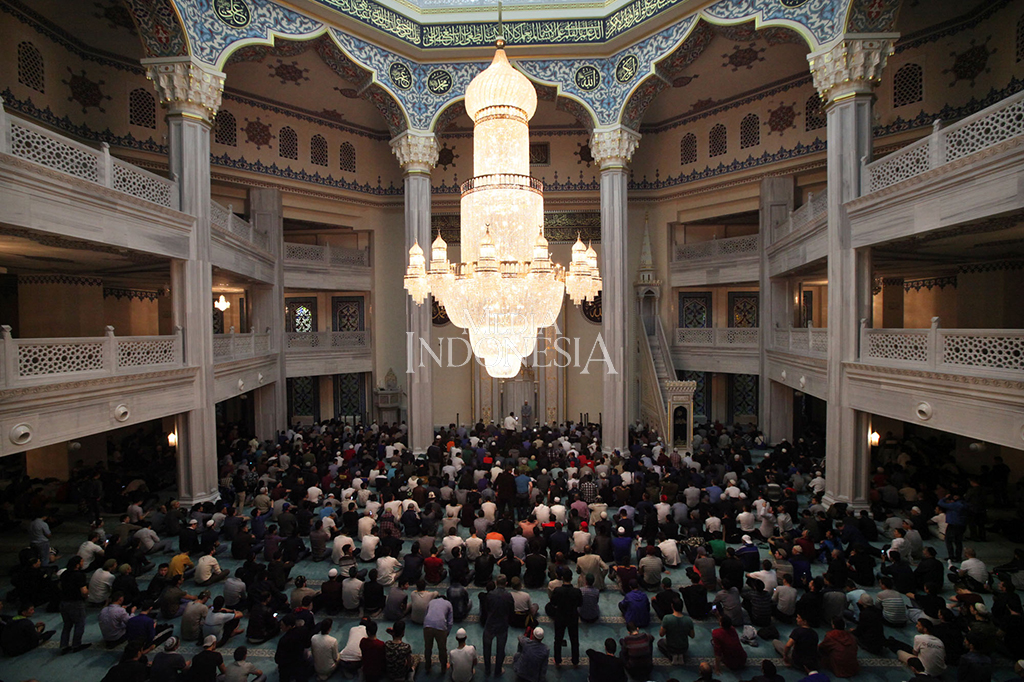 Umat muslim melaksanakan ibadah shalat tarawih pertama di Masjid Katedral Moskow, Rusia, Selasa (15/5). 
