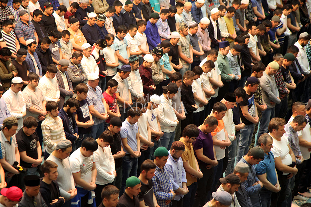 Oleh karena itu umat muslim di Rusia melaksanakan ibadah tarawih pertama pada 15 Mei. Tahun ini puasa di Rusia berlangsung selama 18 jam dari jam 02.30-20.30. 