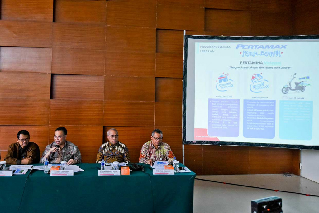 Direktur Logistik, Supply Chain dan Infrastruktur PT Pertamina (Persero) Gandhi Sriwidodo (kedua kiri) bersama Direktur Pemasaran Korporat Basuki Trikora Putra (kedua kanan), Sekretaris Perusahaan Syahrial Mukhtar (kanan), dan VP Retail Fuel Marketing Jumali memberikan keterangan pers tentang persiapan Pertamina menghadapi Ramadan dan Idul Fitri, di Jakarta, Rabu, 16 Mei 2018.