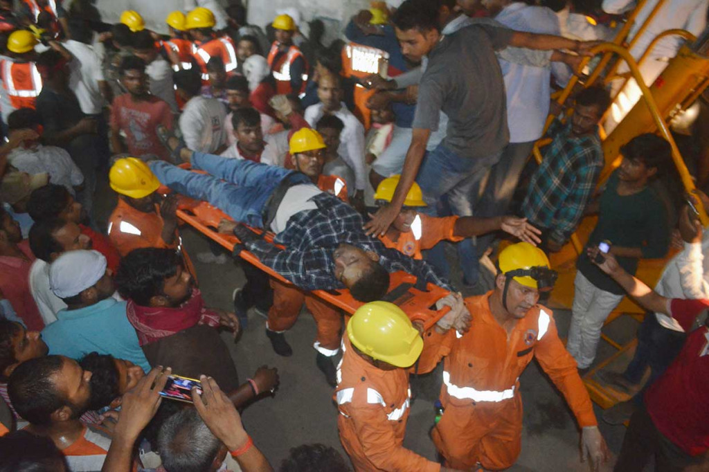 Sedikitnya 18 orang ditemukan tewas akibat kecelakaan konstruksi tersebut.