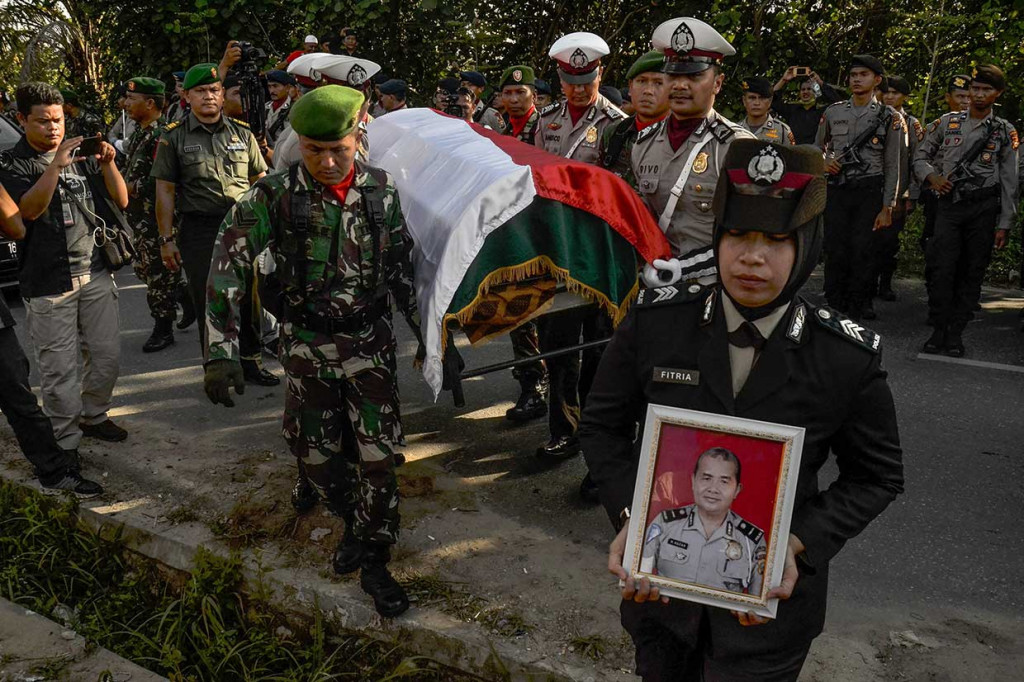 Polisi Korban Teror Polda Riau Dimakamkan