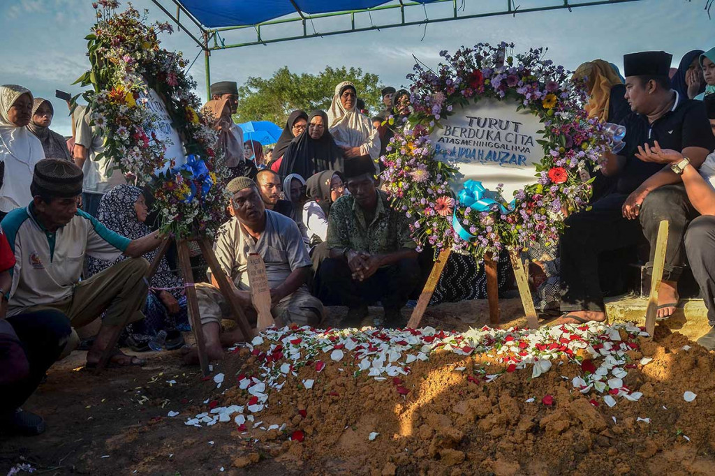 Polisi Korban Teror Polda Riau Dimakamkan