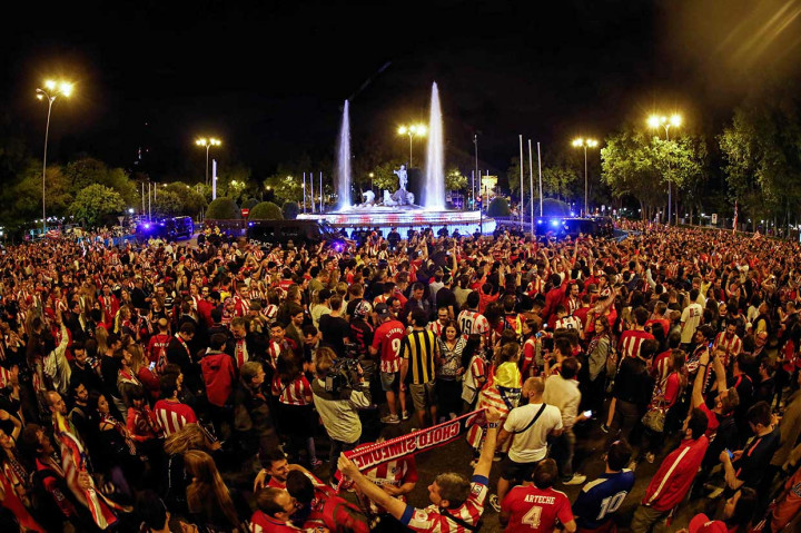 Para penggemar Atletico Madrid merayakan keberhasilan timnya meraih Liga Europa di Neptune Square, Madrid.