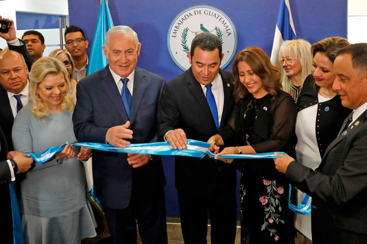 PM Israel Benjamin Netanyahi dan istri Sara Netanyahu menyaksikan Presiden Guatemala Jimmy Morales dan istri Hilda Patricia Marroquin memotong pita saat pembukaan Kedubes Guatemela di Jerusalem, Rabu, 16 Mei 2018.