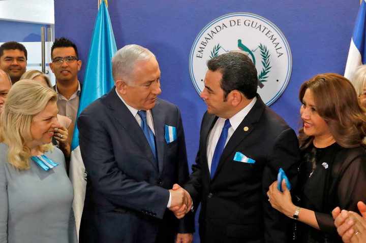 Guatemala adalah salah satu dari sedikit negara pendukung keputusan Presiden AS Donald Trump pada Desember 2017 untuk mengakui Yerusalem sebagai ibu kota Israel. Guatemala juga menjadi negara kedua, yang memindahkan kedutaannya ke kota suci itu. Sementara Paraguay akan memindahkan kedutaan dari Tel Aviv ke Yerusalem pada akhir Mei.