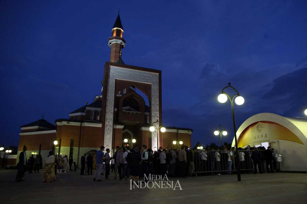 Umat Muslim antre untuk mendapatkan makanan menjelang berbuka puasa bersama pertama di halaman Masjid Memorial Moskow, Rabu, 16 Mei 2018 waktu setempat.