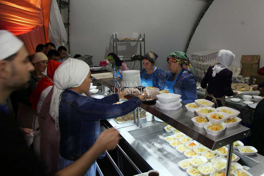 Umat Muslim antre untuk mendapatkan makanan berbuka.