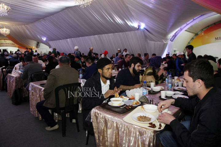 Suasana buka puasa bersama pertama di halaman Masjid Memorial Moskow.
