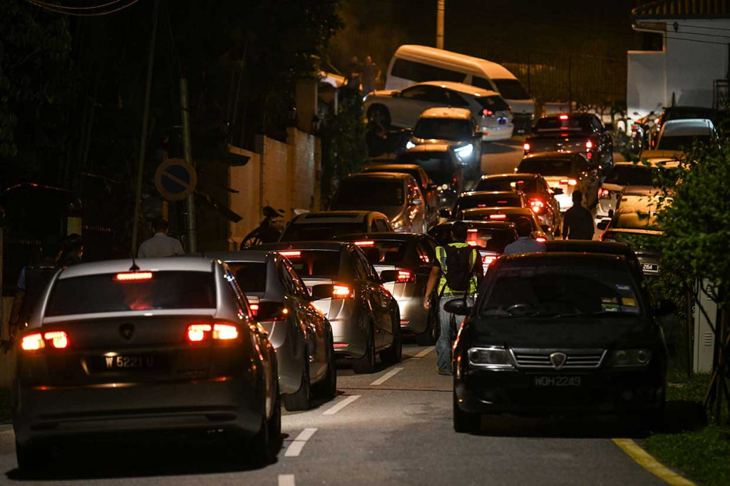 Belasan kendaraan polisi tiba di kediaman Najib Razak di Taman Duta sekitar pukul 22.15 waktu setempat. 