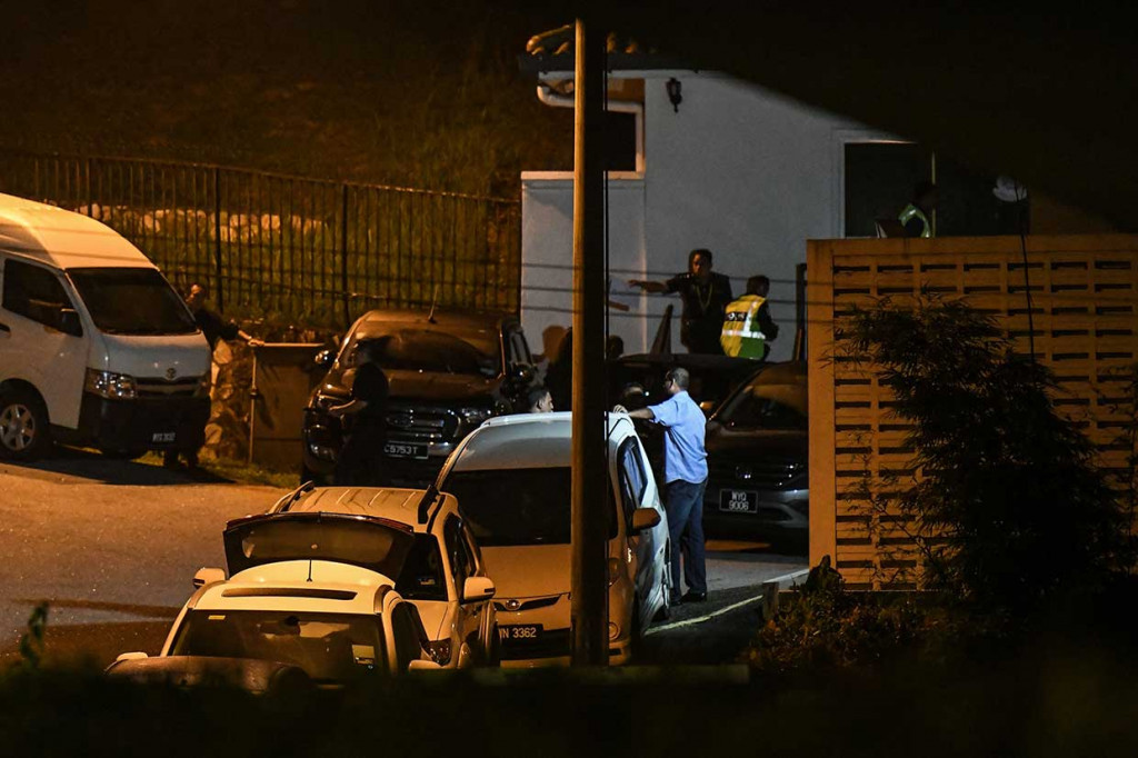 Polisi kemudian menggeledah rumah Najib dan menyita beberapa barang pribadi.