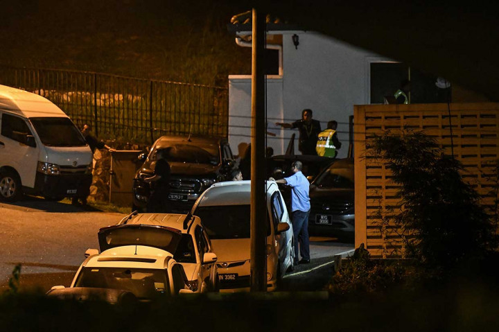 Polisi kemudian menggeledah rumah Najib dan menyita beberapa barang pribadi.