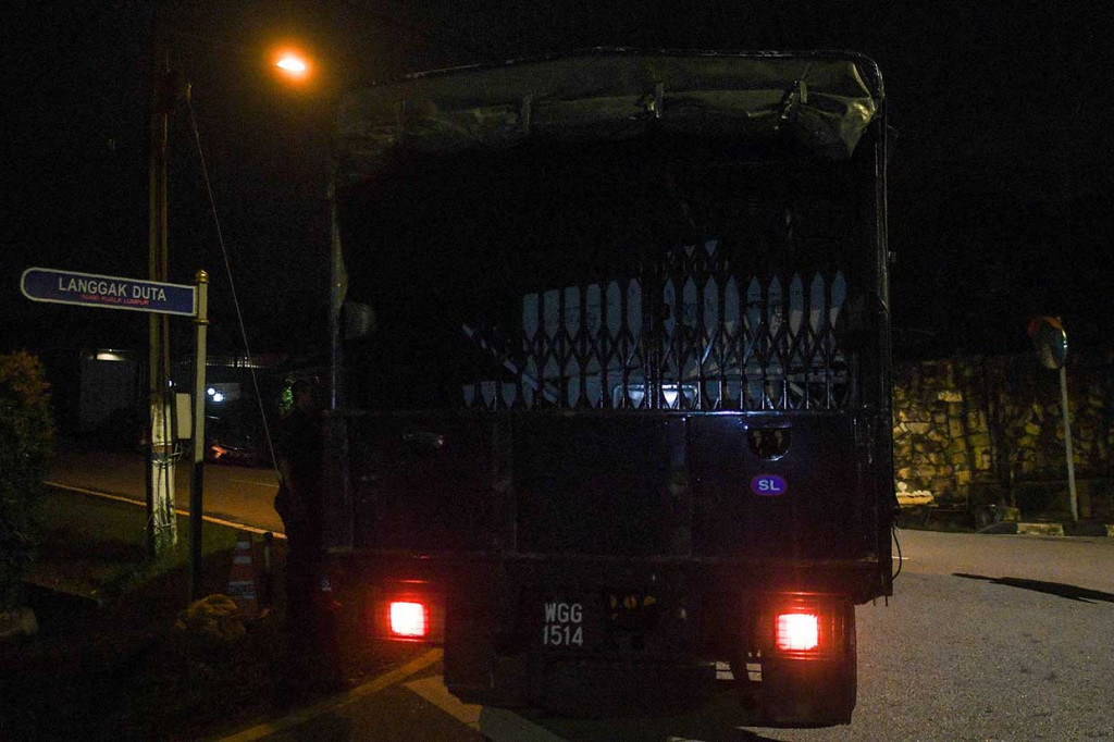 Pengacara Najib, Harpal Singh Grewal mengatakan para petugas telah menggeledah rumah kliennya dan sebuah apartemen selama lebih dari enam jam sebagai bagian dari penyelidikan pencucian uang, tetapi tidak melakukan penangkapan. 