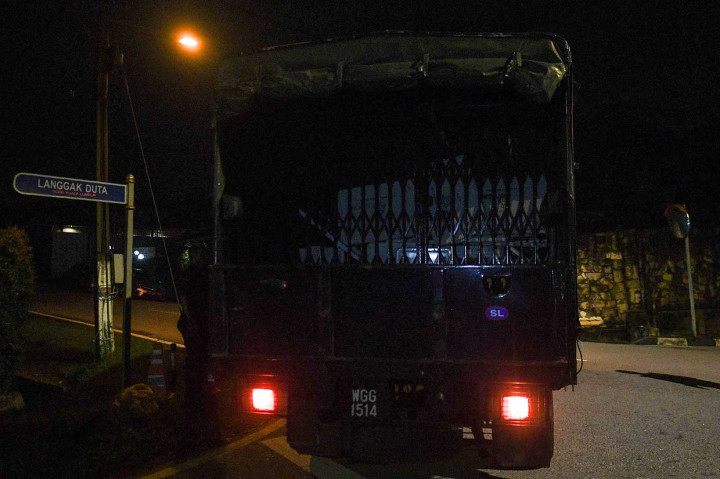 Pengacara Najib, Harpal Singh Grewal mengatakan para petugas telah menggeledah rumah kliennya dan sebuah apartemen selama lebih dari enam jam sebagai bagian dari penyelidikan pencucian uang, tetapi tidak melakukan penangkapan. 