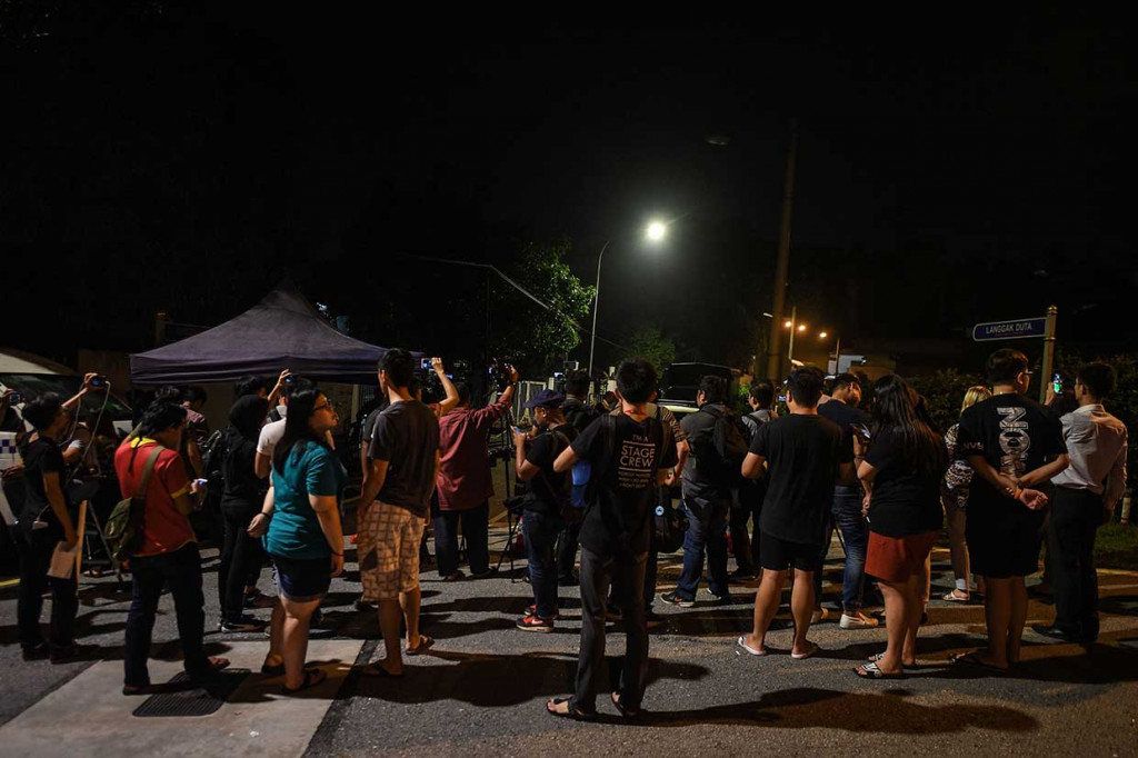 Puluhan awak media dan warga berkumpul di jalan menuju kediaman Najib Razak di Taman Duta, Kuala Lumpur.