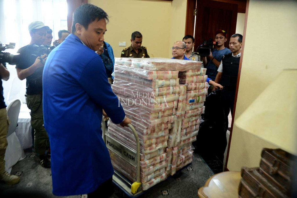 Karyawan Bank Mandiri dan Polisi menyiapkan uang ganti rugi korupsi Bantuan Likuidasi Bank Indonesia (BLBI) dengan terpidana Samadikun Hartono di Gedung Bank Mandiri, Jakarta, Kamis, 17 Mei 2018. 