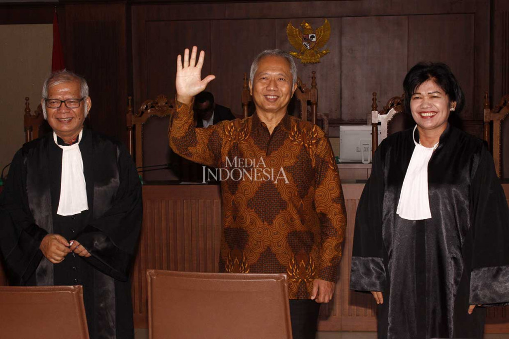 Terdakwa kasus suap perizinan dan proyek di Direktorat Perhubungan Laut Kemenhub Antonius Tonny Budiono (tengah) tersenyum sambil melambaikan tangan seusai menjalani sidang putusan di Pengadilan Tipikor, Jakarta.