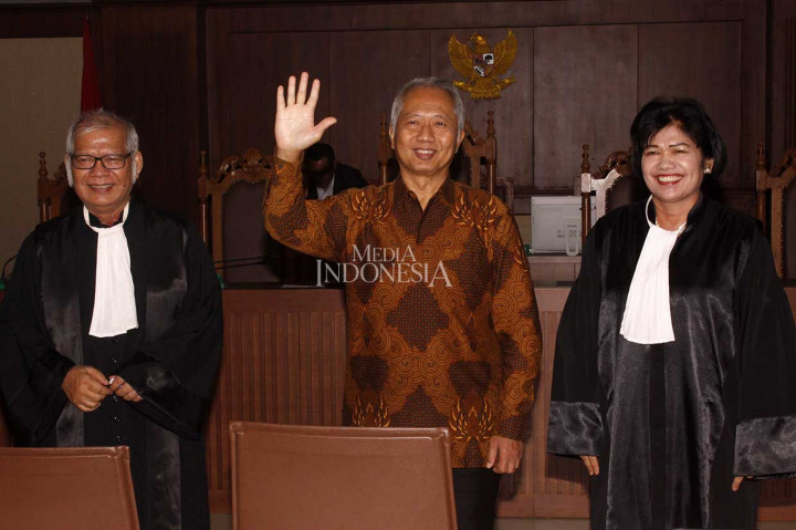 Terdakwa kasus suap perizinan dan proyek di Direktorat Perhubungan Laut Kemenhub Antonius Tonny Budiono (tengah) tersenyum sambil melambaikan tangan seusai menjalani sidang putusan di Pengadilan Tipikor, Jakarta.